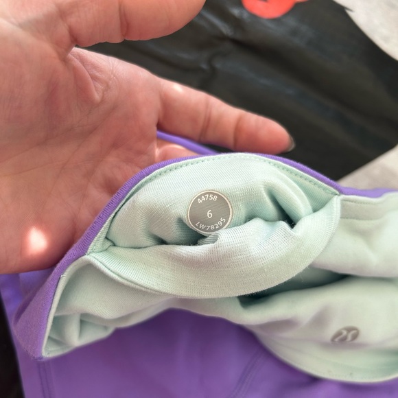 Lululemon reversible shorts size 6 - Picture 5 of 5